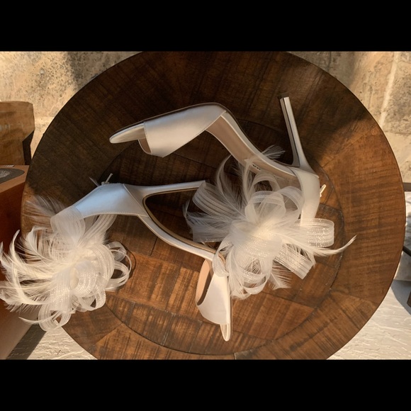 Nina white heels. Like new condition - Picture 9 of 9